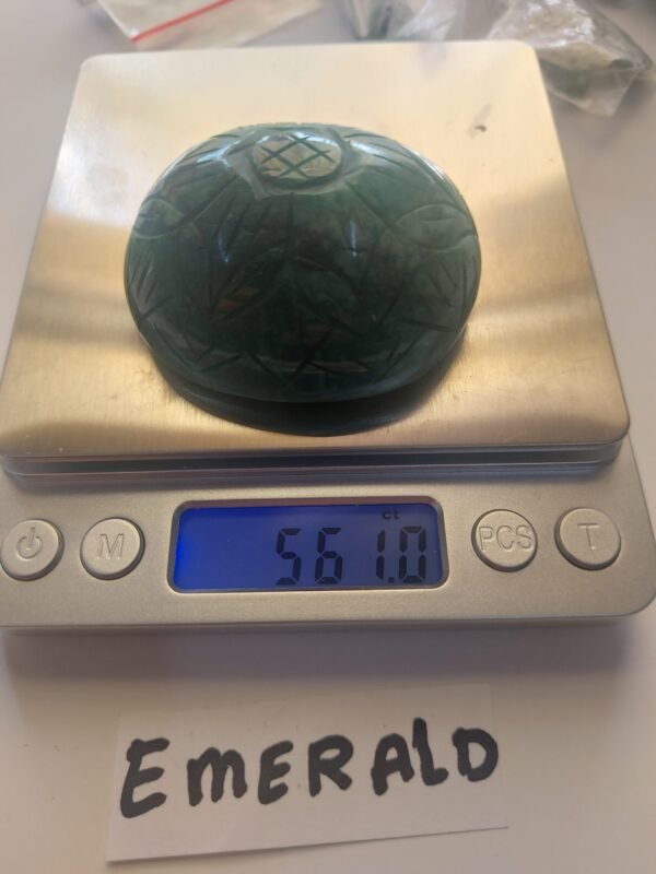 Emerald Oval Cut  with art 561gram =2805 Cts Gemstone Green Emerald