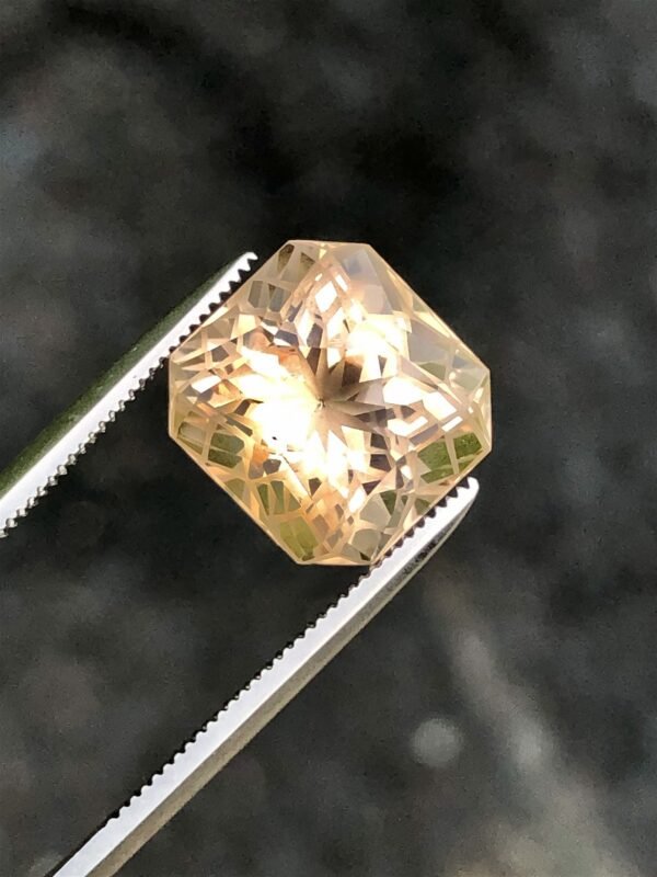 Golden Champange Topaz 7.04 Carat Brilliant Color Ouro PretoBrazil - Image 2