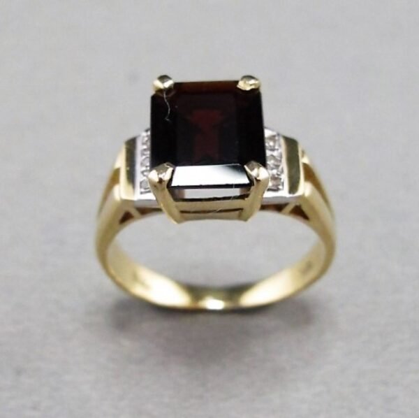 Garnet Ring 3.5 cts with Diamond Accents in 18 ct Gold Setting