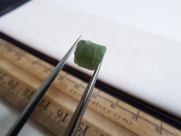 4.85ct terminated chitral emerald untreated gemstone crystal specimen - Image 2