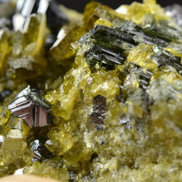 NO RESERVE 105 CT MAGNETITE & GREEN VESUVIANITE SPECIMEN FROM AFGHANISTAN
