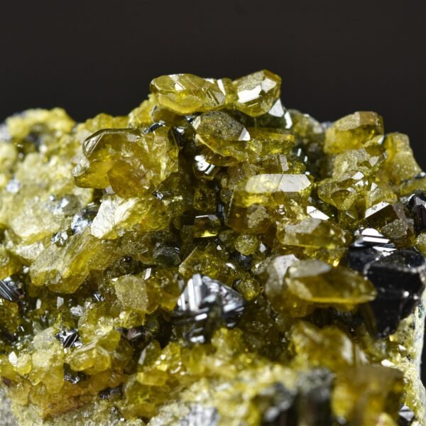 NO RESERVE 105 CT MAGNETITE & GREEN VESUVIANITE SPECIMEN FROM AFGHANISTAN - Image 2