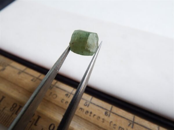 4.85ct terminated chitral emerald untreated gemstone crystal specimen - Image 3
