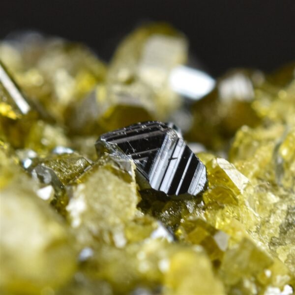 NO RESERVE 105 CT MAGNETITE & GREEN VESUVIANITE SPECIMEN FROM AFGHANISTAN - Image 3