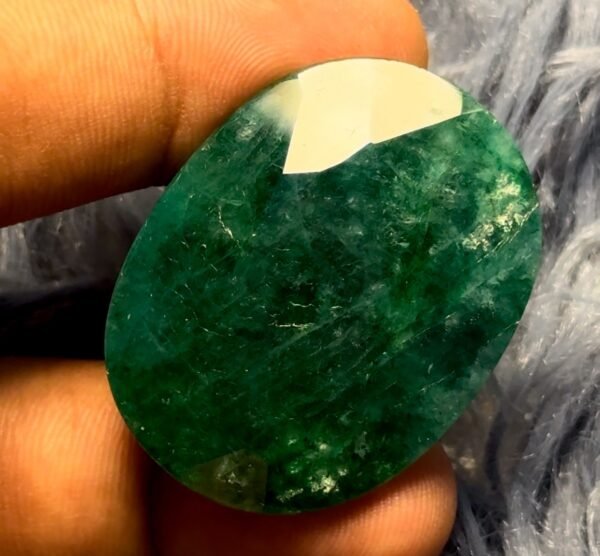 92.80CT Big Size Brazilian Emerald: So Green and Shiny. - Image 2