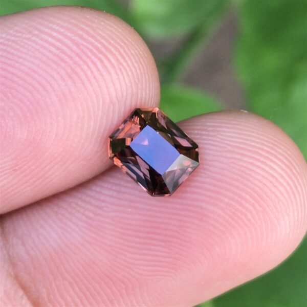 100% NATURAL SUNSET BI-COLOR ZIRCON 1.80 CT's , Well Cut Unheated Gemstone. - Image 2